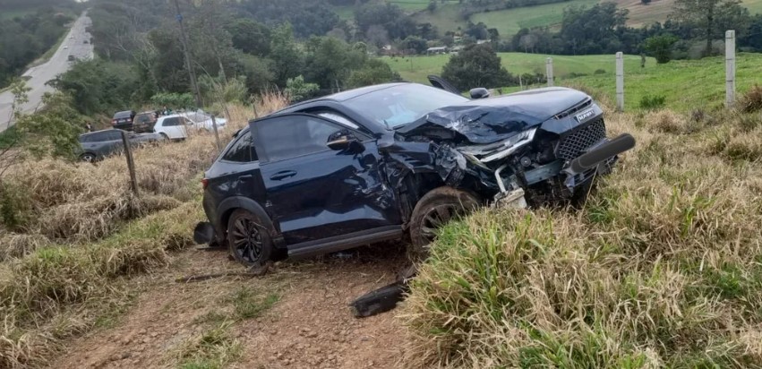 Colisão entre dois veículos deixa quatro feridos na BR-163