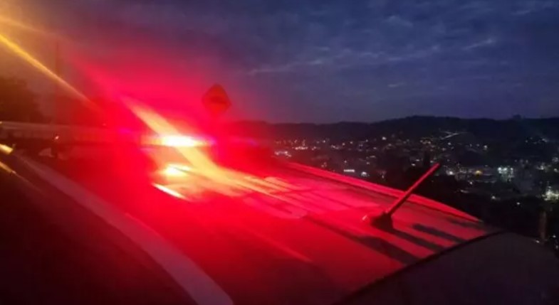Alunos criam bomba caseira e explodem banheiro de escola após desafio