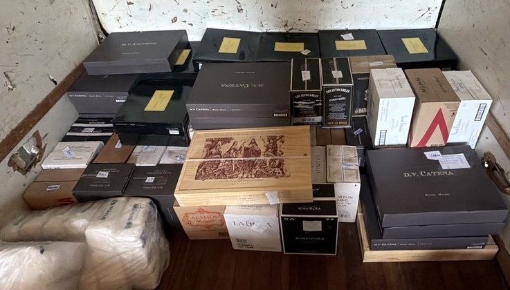 PF prende homem transportando cerca de 90 caixas de vinho irregular