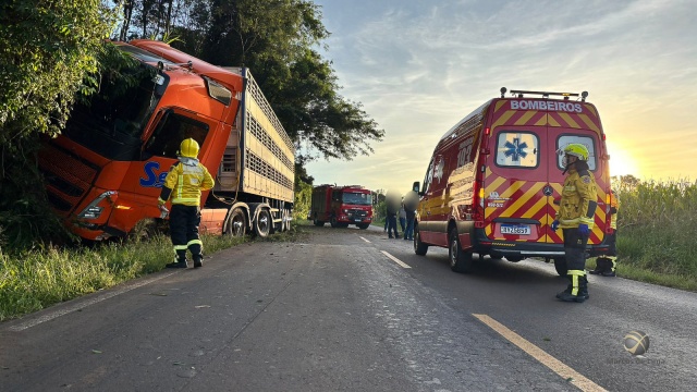 Acidente entre carro e carreta mobiliza bombeiros na SC-496
