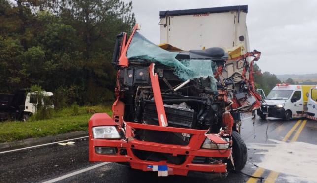 Motorista perde controle na pista molhada, bate com outro caminhão e homem fica gravemente ferido