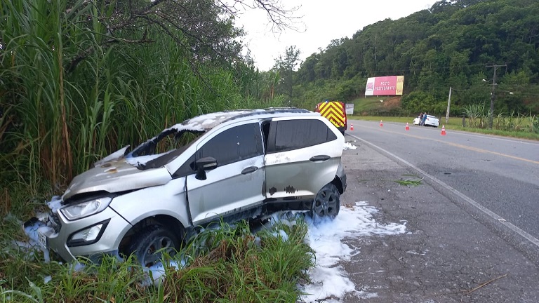 Motociclista morre após colisão com veículo