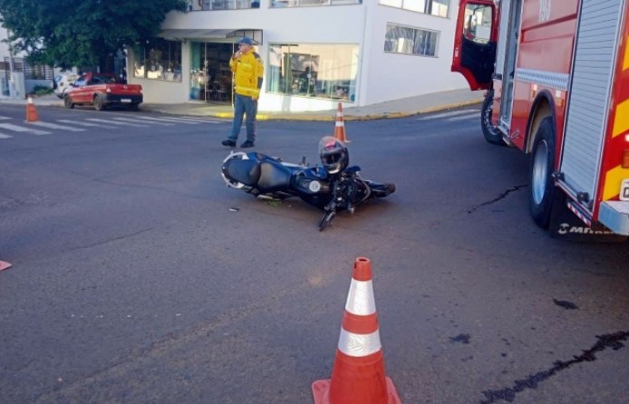 Colisão entre carro e moto deixa motociclista ferida no centro
