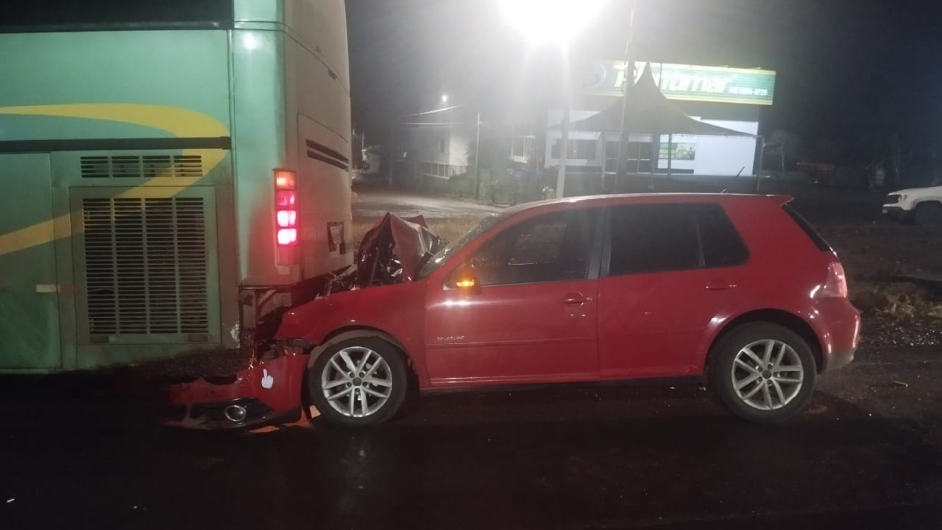 Motorista de carro é socorrido inconsciente após bater na traseira de ônibus