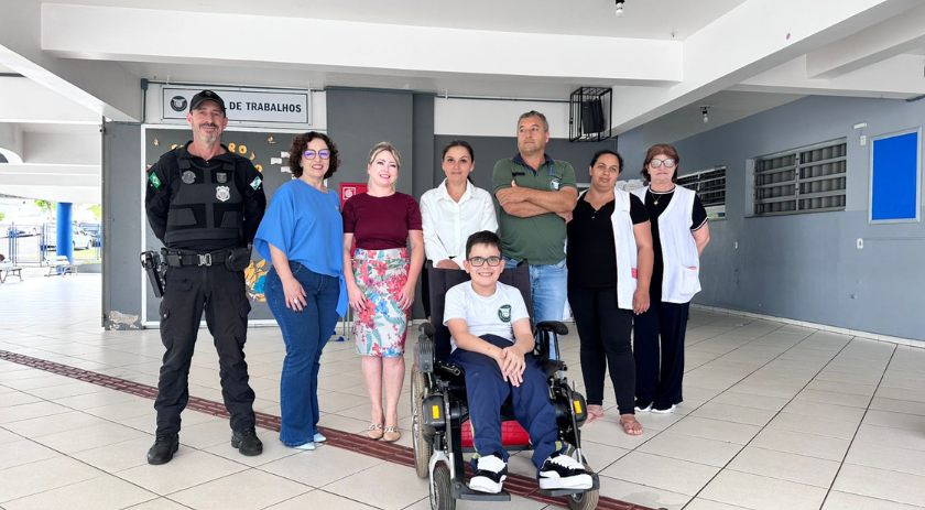 Após campanha, jovem cadeirante recebe equipamento motorizado