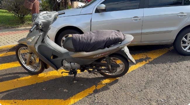 Colisão entre carro e moto deixa dois feridos