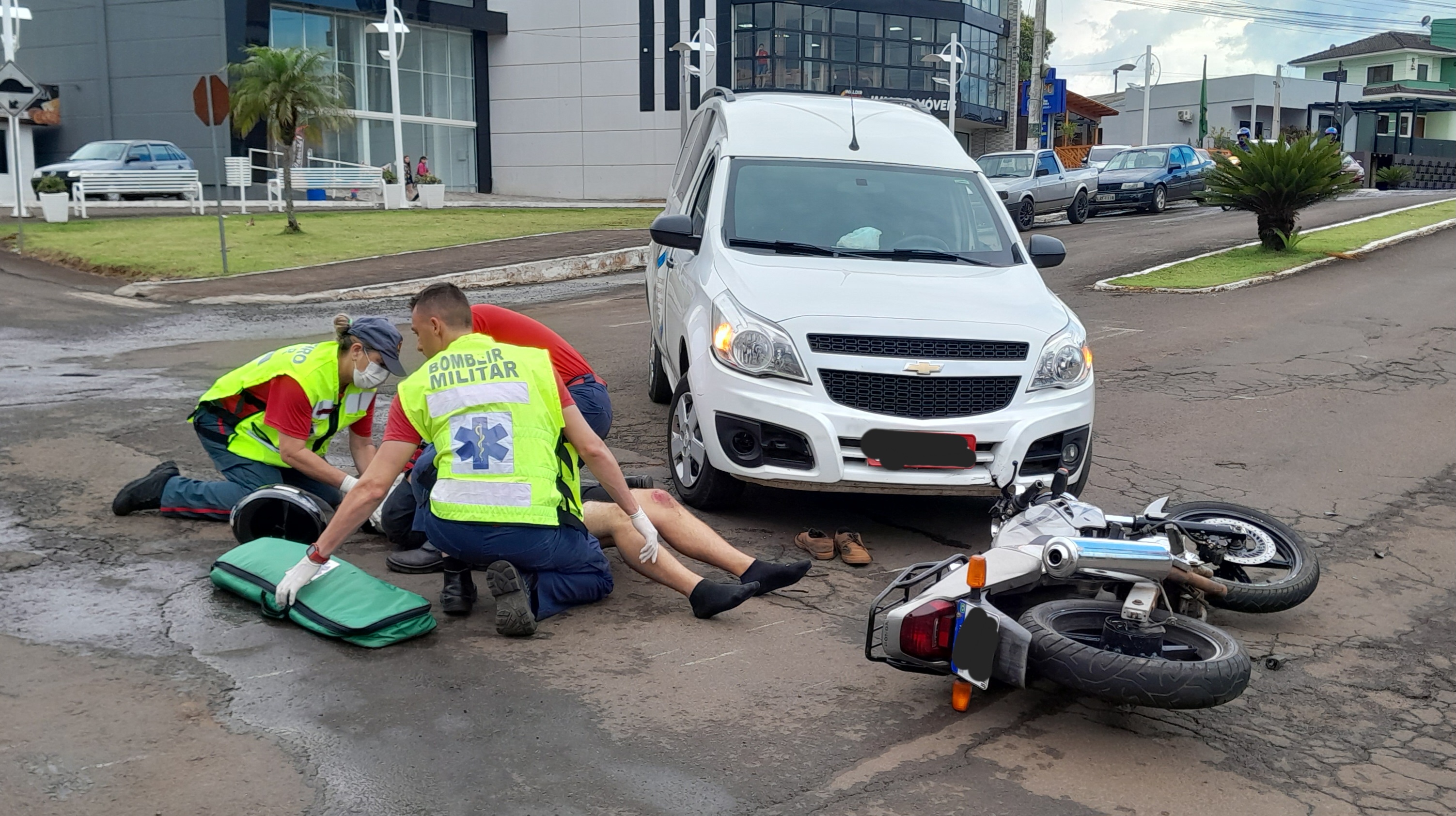 Motociclista fica ferido em acidente no centro
