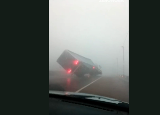 Empurrada por vento forte, carreta tomba na ponte nova do Guaíba, em Porto Alegre