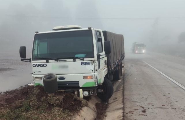 Colisão envolve dois caminhões na PRC-280