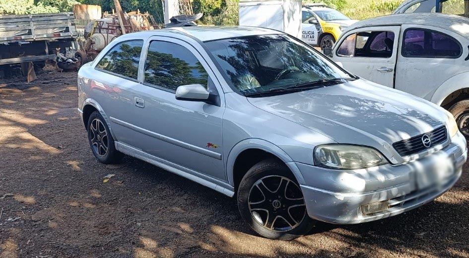 Carro com registro de furto é recuperado após ser abandonado em propriedade rural