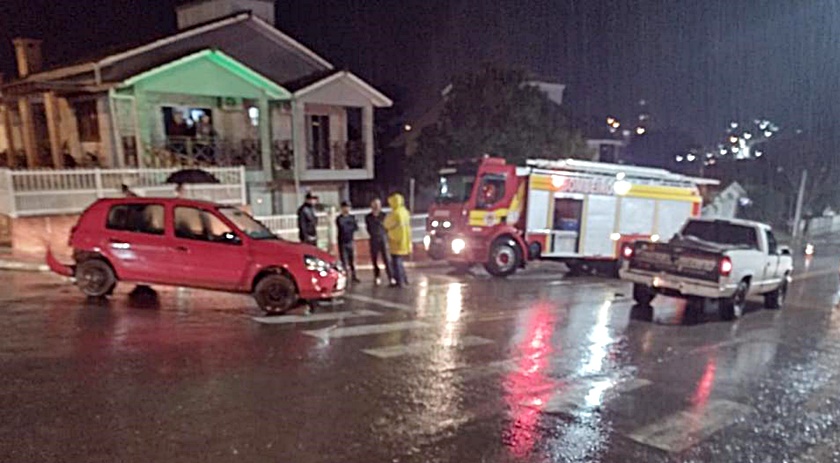 Condutor fica ferido em colisão lateral no centro de Anchieta