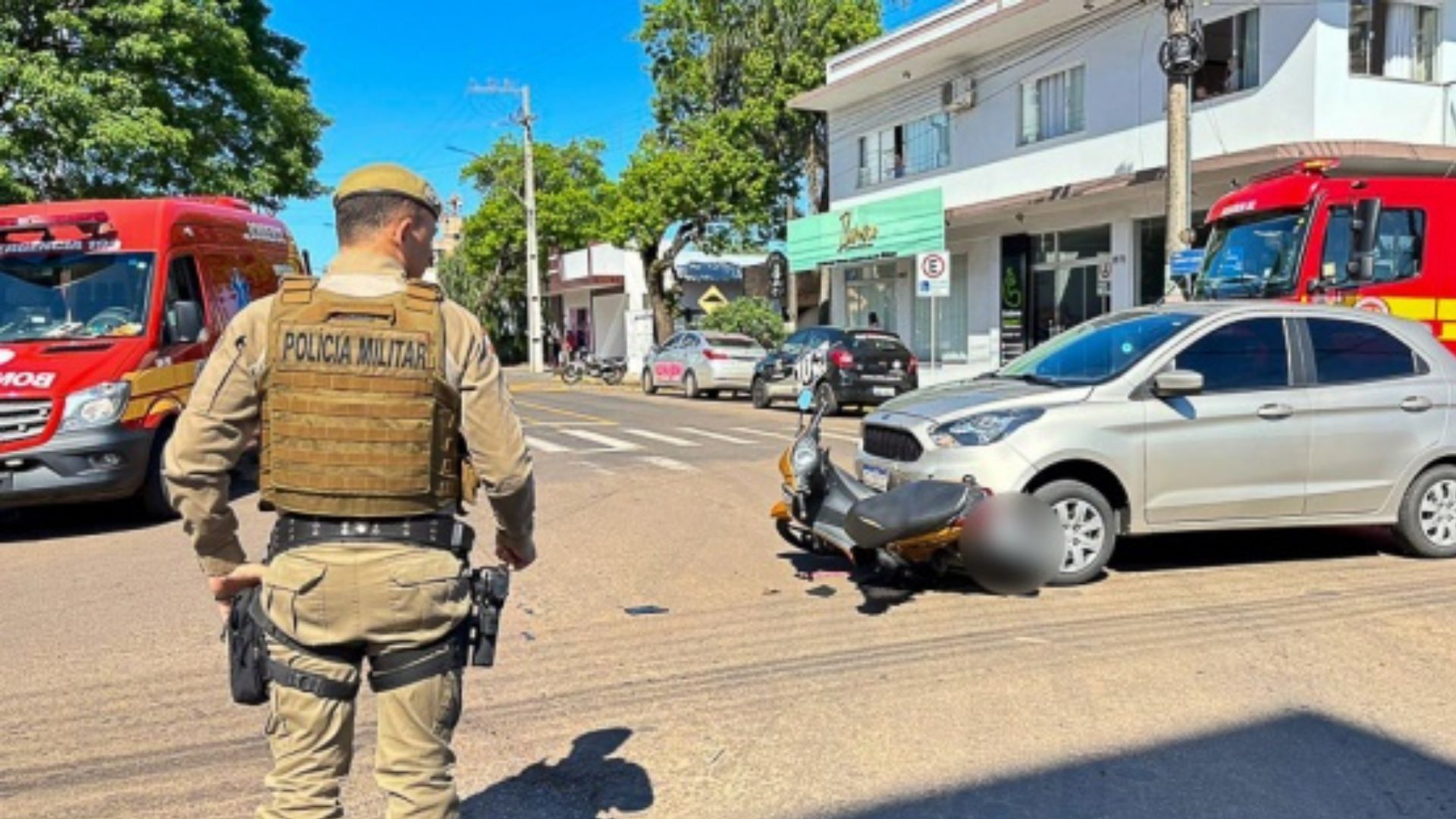 Motociclista fica ferida em colisão no centro