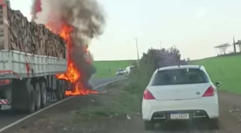 Caminhão é consumido pelo fogo na PR-493