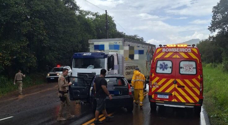 Pai e filha ficam presos às ferragens após colisão frontal com caminhão