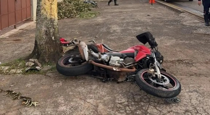 Motociclista morre após bater na traseira de caminhão; rapaz tinha 15 anos