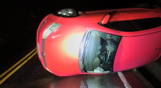 Carro tomba em rodovia e adolescente fica ferida; droga é encontrada no veículo