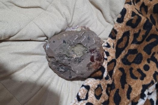 Homem é preso após invadir casa e tentar matar ex-companheira com pedra