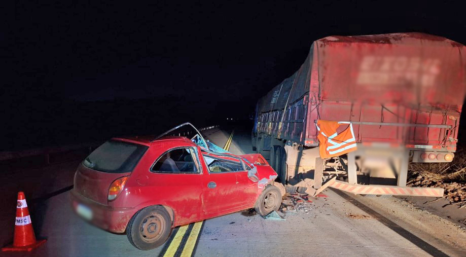 Motorista fica ferido após carro atingir traseira de carreta na SC-305