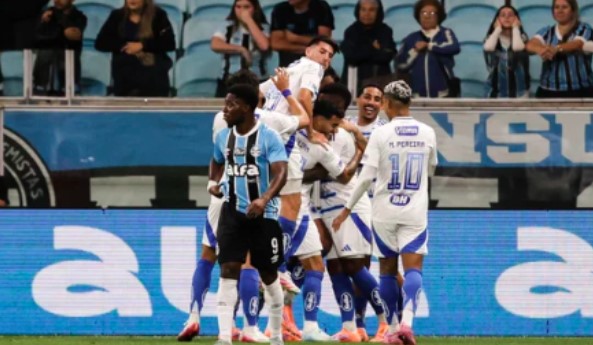 Grêmio perde para o Cruzeiro e fica a seis pontos do Z-4 do Brasileirão