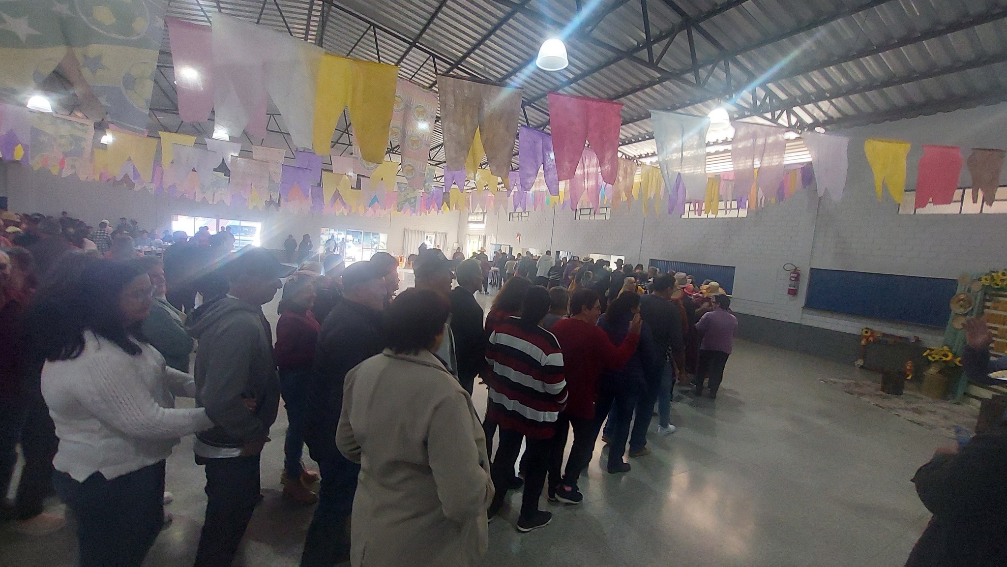 Festa Junina reúne Grupos de Idosos Reviver e Renovação em tarde animada no Centro Comunitário