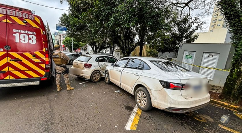 Carro desgovernado causa colisão e danifica três veículos