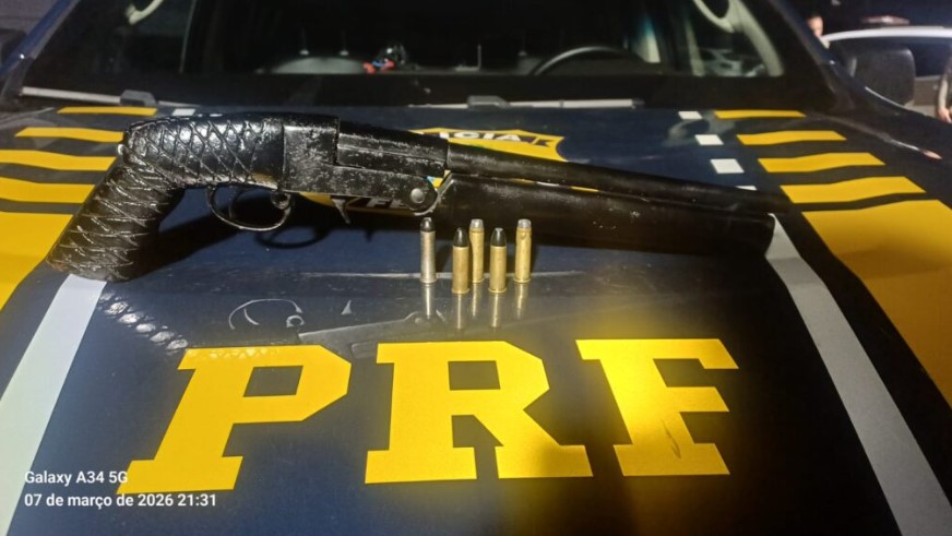 Fuga na contramão termina com arma apreendida e estrangeiro preso na BR-480 em Chapecó