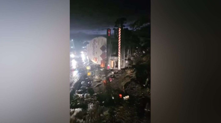 Colisão frontal entre caminhões na BR-476 resulta em duas mortes e interdição da rodovia no Paraná