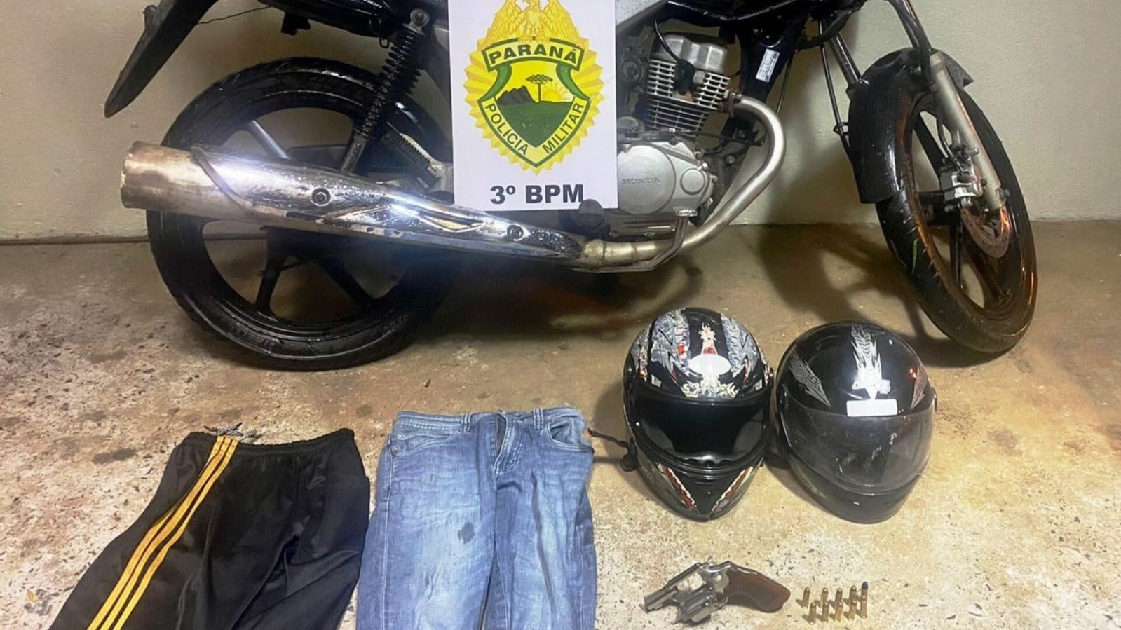 Após roubo em uma mercearia, Polícia Militar prende um dos suspeitos e apreende revólver e motocicleta usados no crime