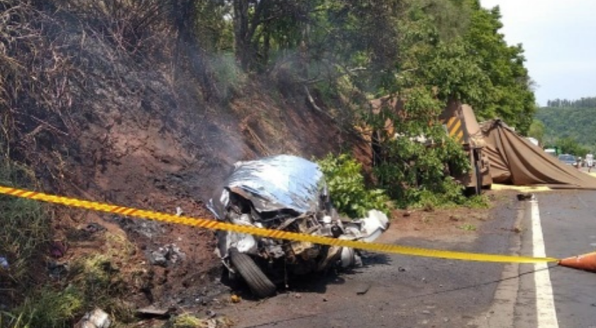 Grave acidente deixa uma vítima carbonizada após colisão com caminhão em Cunha Porã