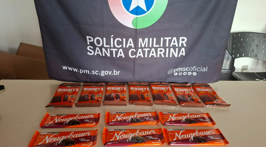 Mulher é presa após furtar 13 barras de chocolate em supermercado