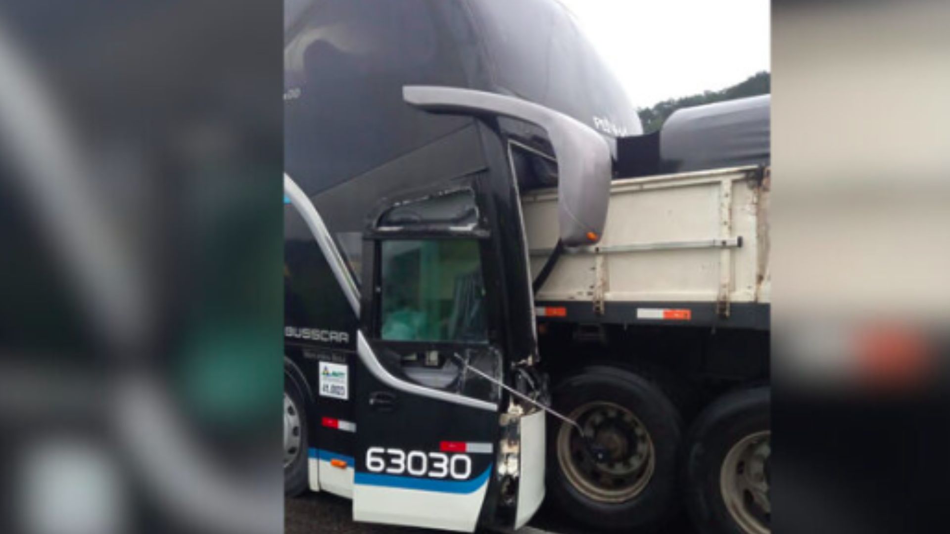 Acidente entre ônibus e caminhão deixa um morto e 13 feridos em SC