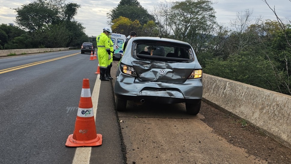Colisão entre carro e caminhão deixa mulher ferida