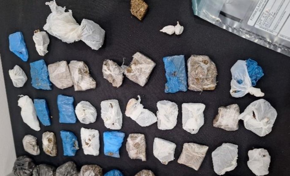 Adolescente é apreendido após polícia encontrar drogas e materiais usados no tráfico em residência