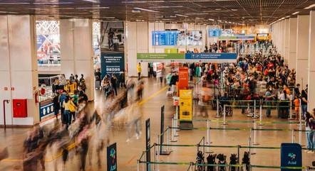 Programa de passagens aéreas a R$ 200 será lançado nos próximos dias, diz ministro do Turismo