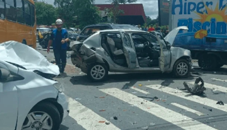 Ônibus sem freio ‘esmaga’ diversos carros e deixa vítimas no PR
