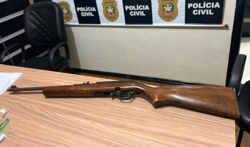 Suspeito é preso em flagrante durante cumprimento de mandado por ameaça e posse irregular de arma