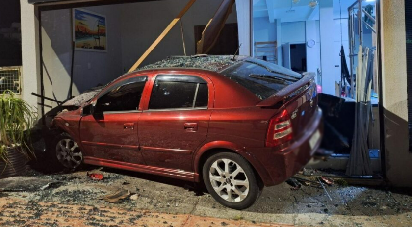 Motorista embriagado perde controle e invade estabelecimento no Oeste de SC