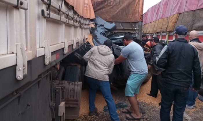 Engavetamento na BR-163 no Paraná deixa ao menos dois mortos e vários feridos