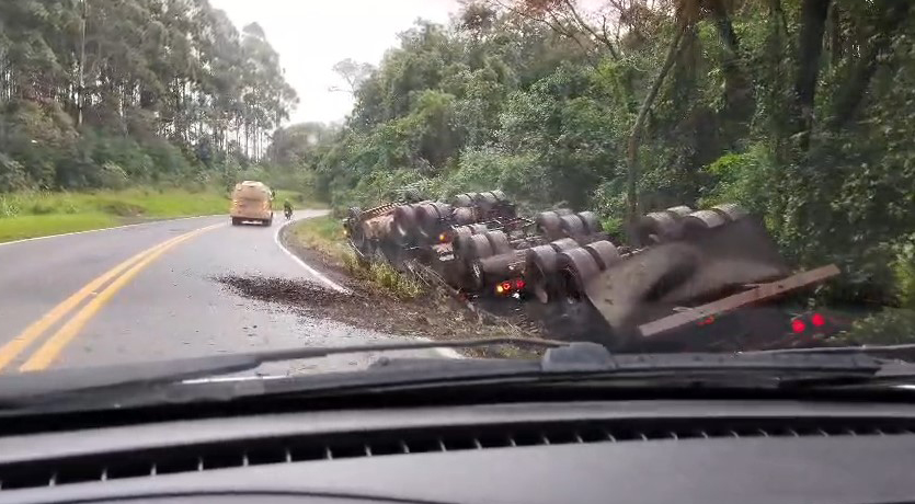 Carreta bitrem carregada com adubo sai da pista e tomba na BR-163