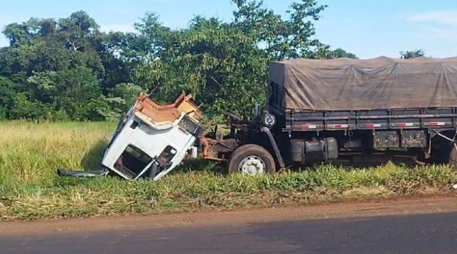 Homem de 36 anos morre ao ser ejetado de cabine caminhão na BR-158