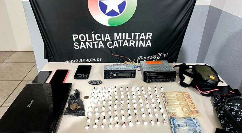 Jovem tenta fugir, mas é preso com grande quantidade de droga