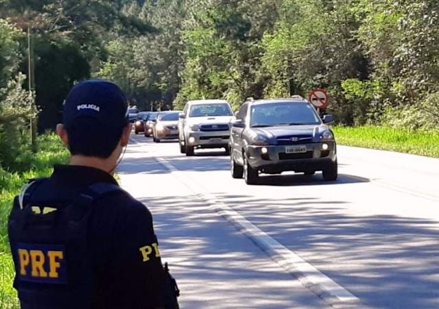 PRF reforça fiscalização nas rodovias federais de SC durante feriado do Dia do Trabalhador