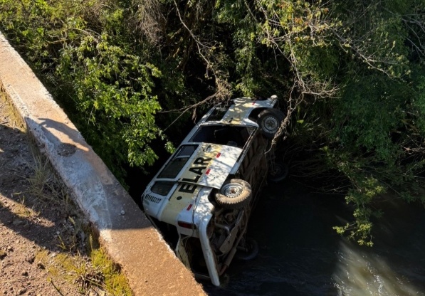Kombi escolar que transportava nove crianças cai em rio