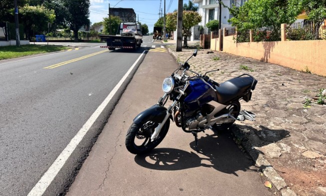 Jovem fica ferido após colisão entre carro e moto