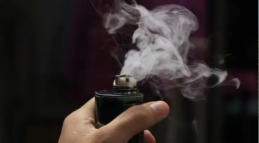 Adolescentes são encaminhados a delegacia após serem flagrados com cigarro eletrônico em colégio