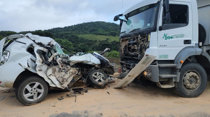 Motorista de 61 anos morre em colisão frontal com caminhão