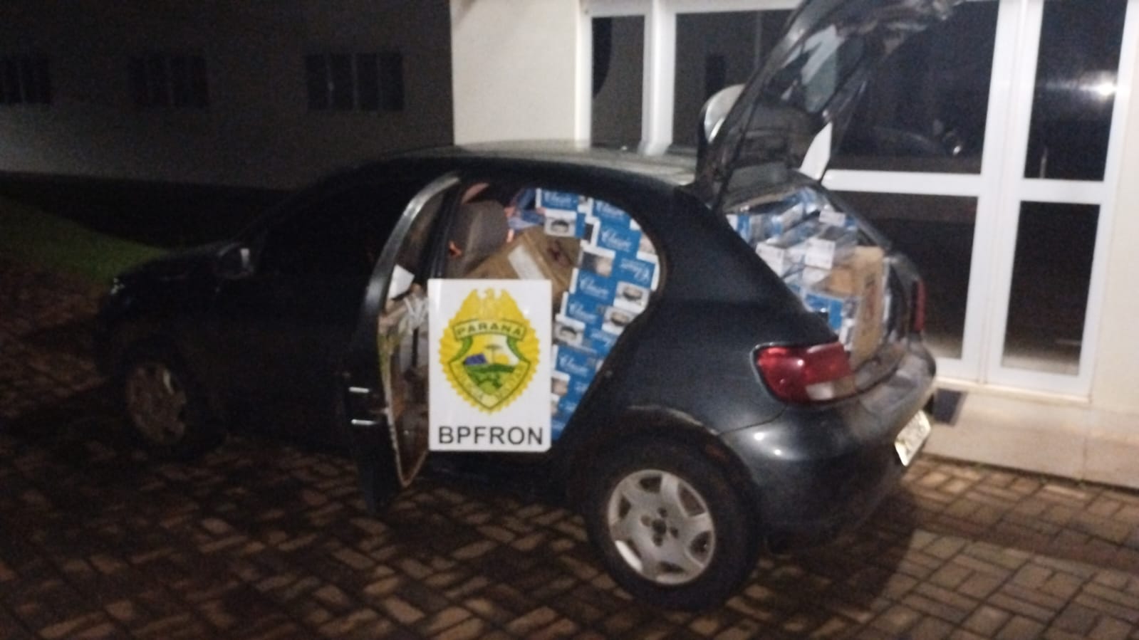 BPFRON apreende  veículo com 980 pacotes de cigarros contrabandeados