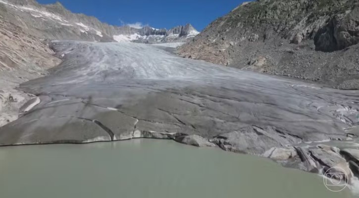 Onda de calor acelera derretimento de geleiras na Suíça e já deixa 3,7 mil mortos