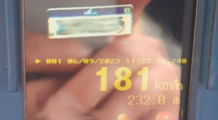 Carro de luxo é flagrado a 181 km/h em SC
