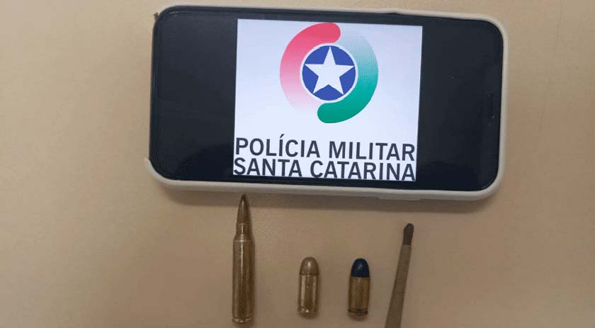 Adolescente é apreendido após levar munições que ganhou da mãe para escola
